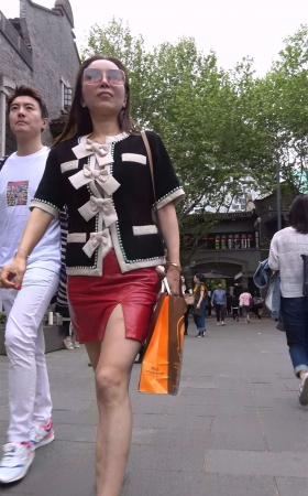 红色皮短裙成熟知性女子