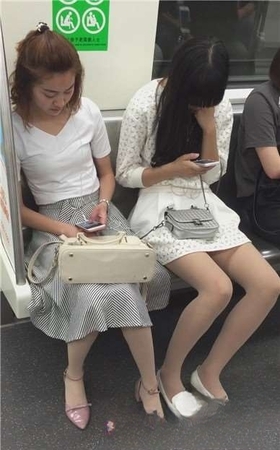 地铁上的肉丝高跟长裙美女，超级甜美哦。