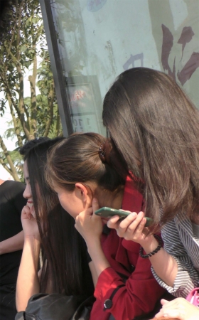 条纹衬衫短裙平底鞋美腿