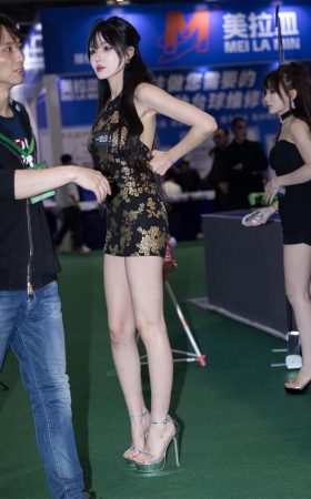 肤白貌美小姐姐