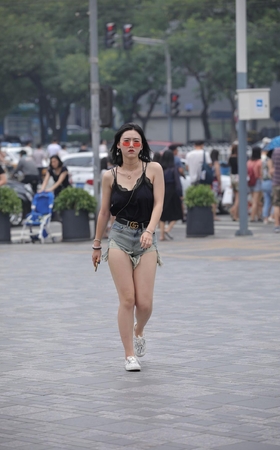酷酷的小姐姐