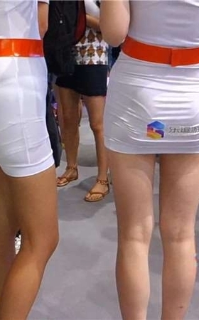 chinajoy展会现场偶遇丰满包臀短裙女神。