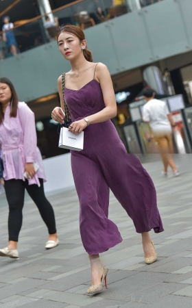 仪态不凡的吊带阔腿裤美女 [19P]