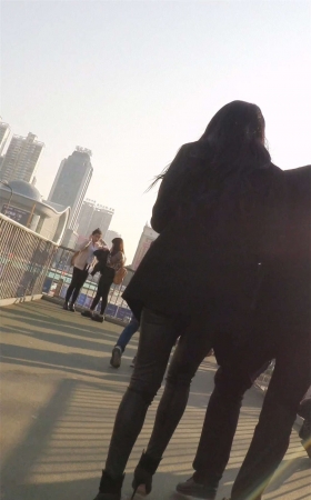 皮裤高跟鞋美眉