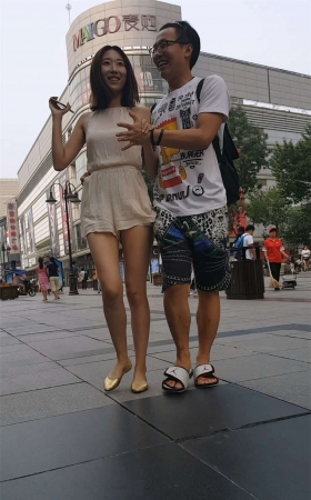 和男友逛街的长腿美眉打扮很清凉