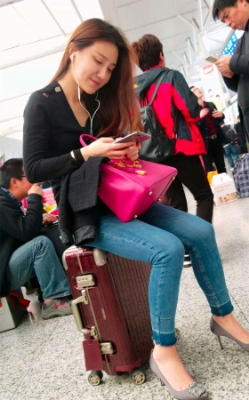 聊得很嗨的紧身蓝牛美女
