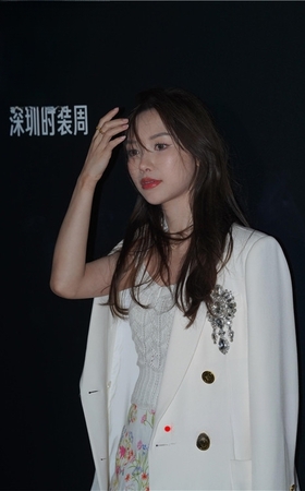 气质小西服美女【套图+视频】