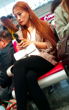 高铁站金色长发黑色紧身裤美腿玉足漂亮女神