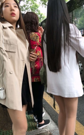 站台等车的两个长发美女