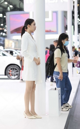 20231123-广州车展两个肉丝长腿礼仪 [12P]
