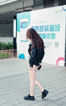 冰冰儿皮短裤肉丝美腿街拍