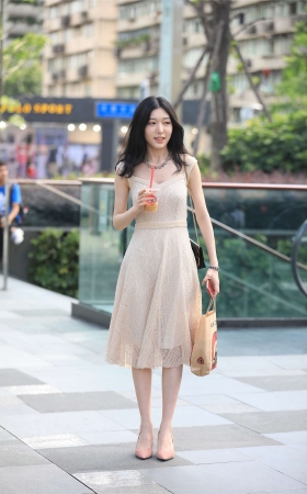 米色吊带裙女神