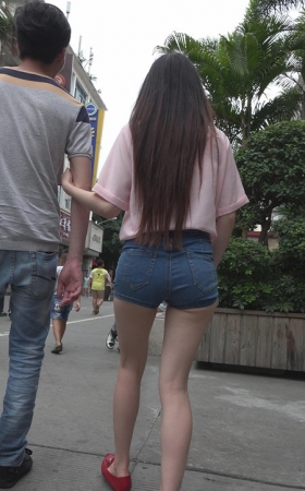 长发热裤牛仔小妹