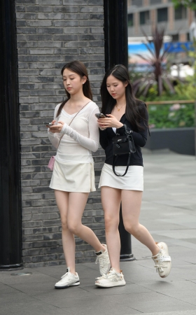 清秀脱俗，白皙女生