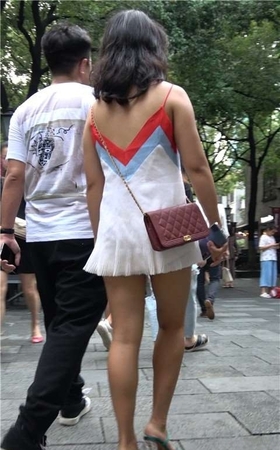 4K 超短吊带裙身材娇小的街怕美女