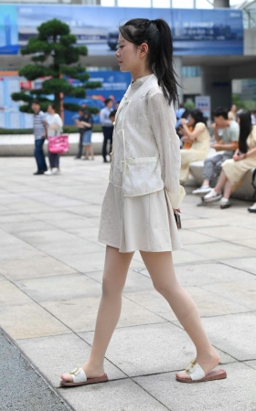 2568-28-77√美腿拖鞋丝袜，邻居女孩一枚～ 10P