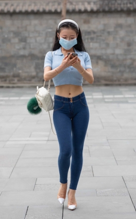 蜜桃小姐姐 尽显好身材 [21P]
