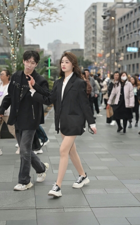 街拍光滑丝腿的小姐姐 [18P]