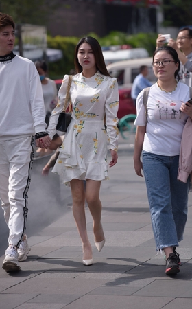 花裙气质美妇街拍