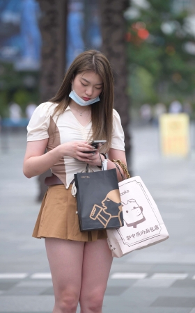 街拍超短裙美腿微胖小姐姐 [23P]