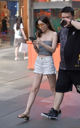 好大的两盏车头灯3A2527[523M]