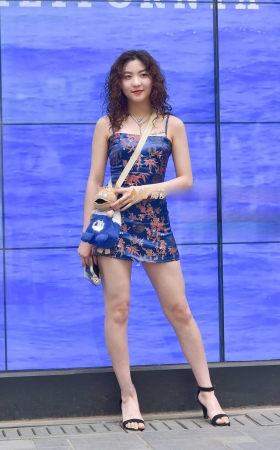 性感长腿吊带短裙美女 [21P]
