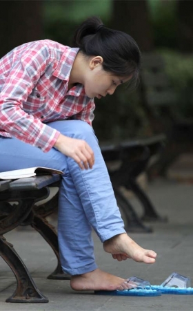 No1204 清秀女孩一边抠脚一边看书的姿势也真是让人醉了