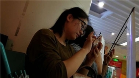 4k超清，休息区玩手机的黑丝靓妹