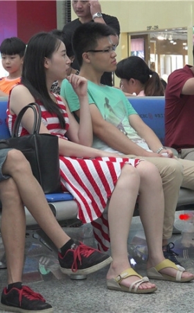 漂亮的红白条纹裙美女