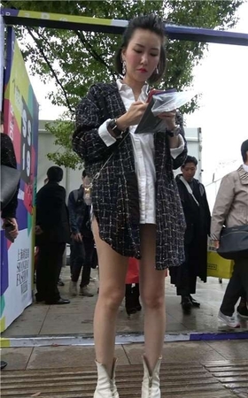 4K – 街拍美腿高雅气质街拍美女 [677 MB/MP4]
