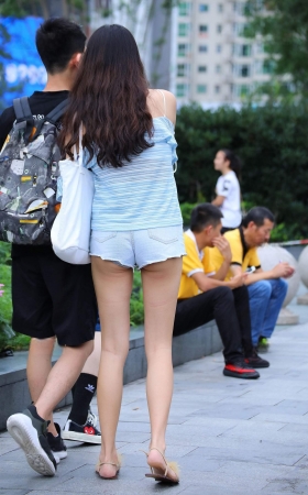 苗条长腿，热裤有一丢丢短 [18P]