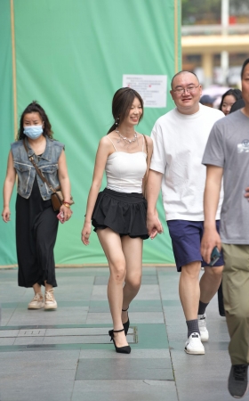小鸟依人般的姑娘··