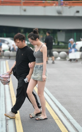 街拍牛仔裙，吊带衫小姐姐 [19P]
