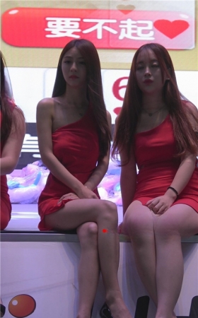 漂亮的长发红裙美女模特