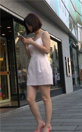 4k-性感吊带裙极品粉色高跟鞋街拍美女 [1.15 GB]
