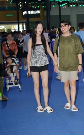 紧抓男友手的白皙女孩儿 [15P]