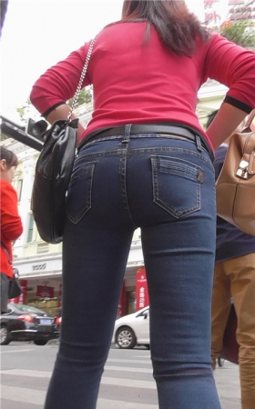 红衣牛仔裤美眉