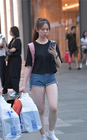 好喜欢这类热裤大白腿3A270[829M]