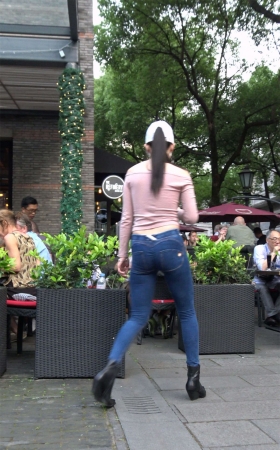 极度紧绷蓝牛粉衣鸭舌帽美女