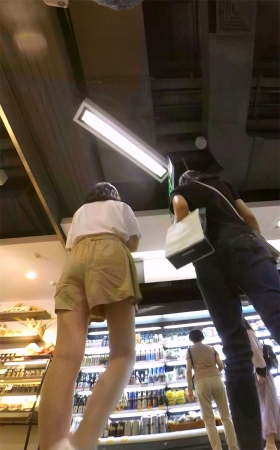 宽松裤小美女