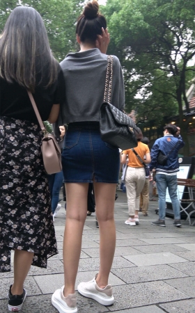 街拍丸子头紧身牛仔裙有范的美女姐姐