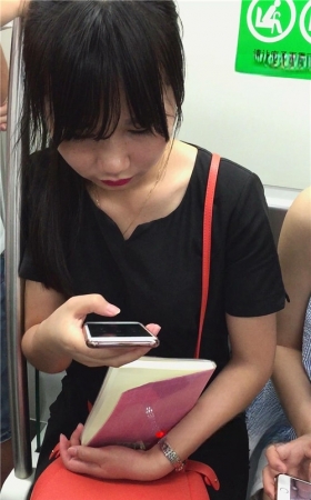 地铁上拍摄红唇性感OL制服美眉