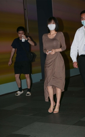 醒目棕色修身裙