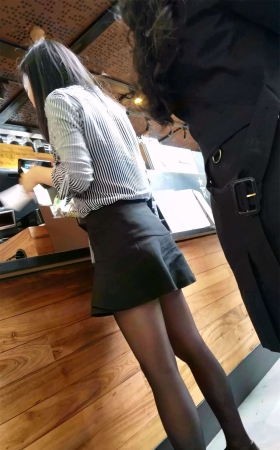 买奶茶的黑丝袜短裙漂亮小姐姐