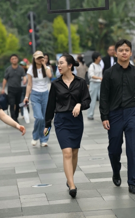 戴眼镜的丝腿美眉 [18P]