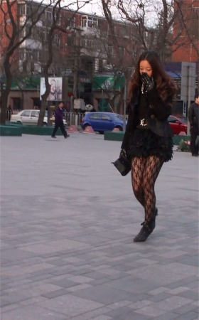 街拍时尚个性丝袜美女