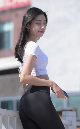 红石街拍作品★黑色瑜伽裤女孩 【套图+视频】 [10P]