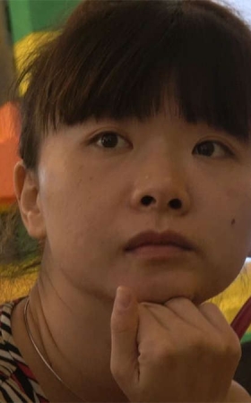 儿童游乐场里的辣妈