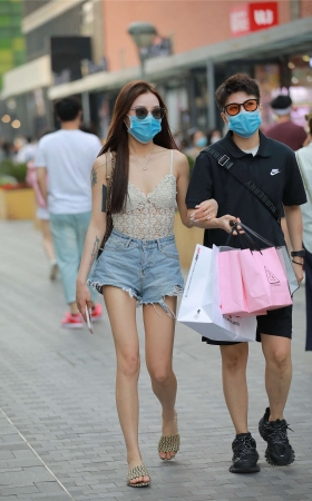 四九城嘎子街拍作品 – 热裤长腿女友