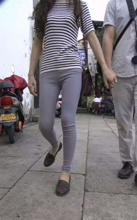条纹T恤紧身裤苗条娇小身材小姐姐小鸟依人